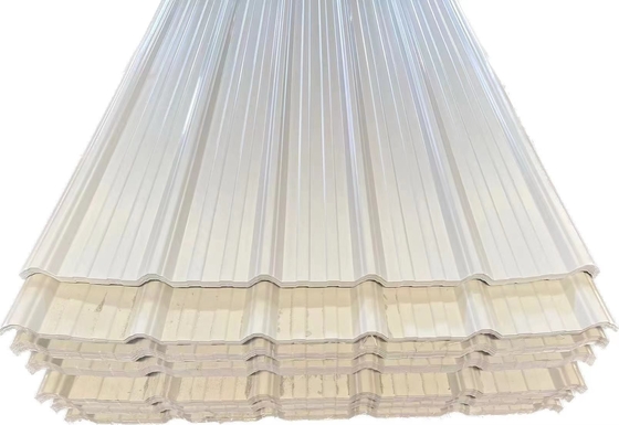 แผ่นหลังคาพลาสติก PVC ฉนวนกันความร้อนป้องกันการกัดกร่อนสำหรับโรงงานหด